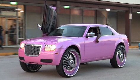 Didžiuliais ratlankiais padabintas &bdquo;Chrysler 300C&ldquo;
