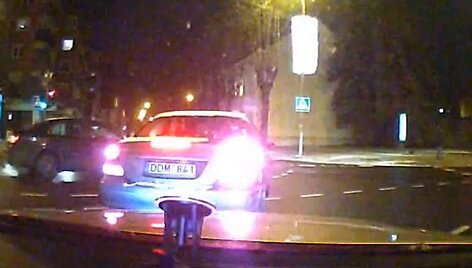 Pavojingai važiuojantis automobilis