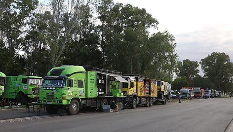 Dakaro ralio dalyvių stovykla (&bdquo;bivuakas&ldquo;) po devinto greičio ruožo