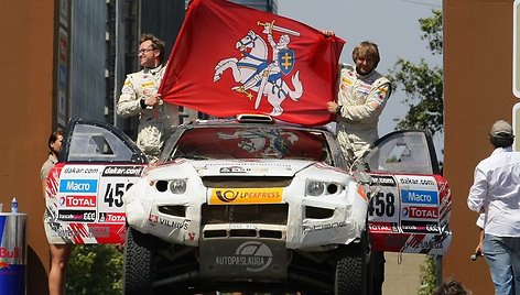 Benediktas Vanagas ir Saulius Jurgelėnas važiuoja Dakaro podiumu