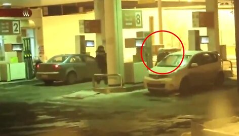 Moteris plauna priekinį stiklą benzinu