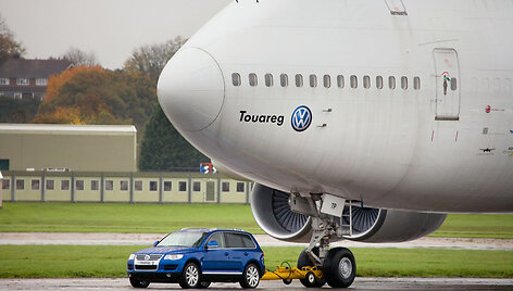 &bdquo;Volkswagen Touareg&ldquo; tempa lėktuvą