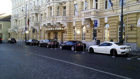 &bdquo;Maserati&ldquo; automobiliai prie &bdquo;Kempinski&ldquo; vie&scaron;bučio