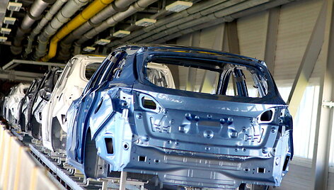 Automobiliai keliauja i&scaron; dažyklos