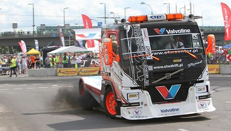 500 AG ir 2000 Nm turinčio sunkvežimio pasirodymas &bdquo;Drift Allstars&ldquo;