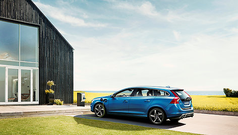 „Volvo V60 Plug-in Hybrid“ su „R Design“ apdaila