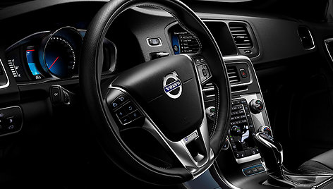 „Volvo V60 Plug-in Hybrid“ su „R Design“ apdaila