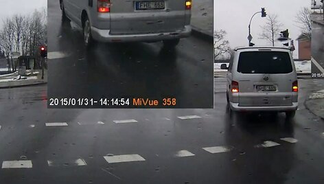 &bdquo;VW Transporter&ldquo; važiuoja per raudoną