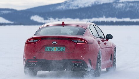 &bdquo;KIA Stinger&ldquo; bandymai žiemą
