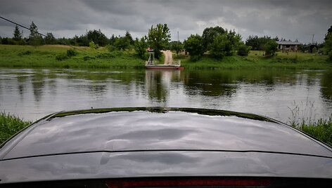 &bdquo;Porsche Macan&ldquo; prie Padalių-Čiobi&scaron;kio kelto