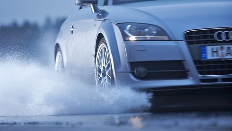 Automobilis važiuoja per balą