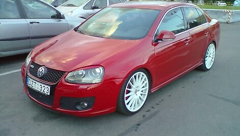 Važiuojamojoje dalyje &bdquo;numestas&ldquo; &bdquo;Volkswagen Golf&ldquo;