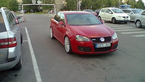 Važiuojamojoje dalyje &bdquo;numestas&ldquo; &bdquo;Volkswagen Golf&ldquo;