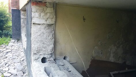 Darbininkai i&scaron;griovė sienas namo rūsyje