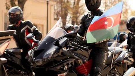 &bdquo;Eurovizijos&ldquo; gerbėjai Azerbaidžane i&scaron; pagarbos konkursui surengė motociklų lenktynes