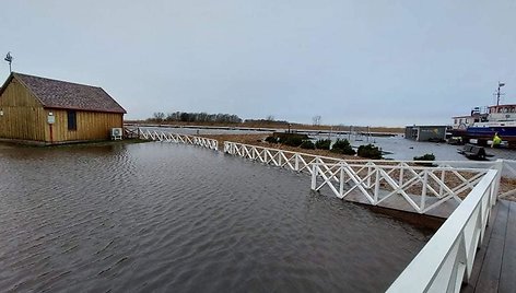 Drevernoje pakilęs Kuršių marių vanduo apsėmė namus