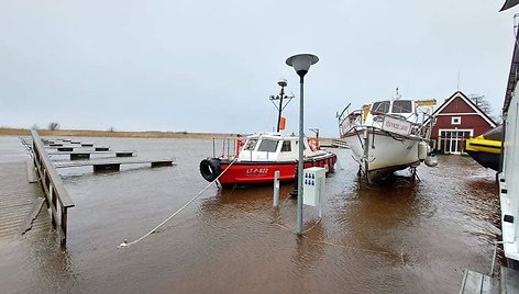 Drevernoje pakilęs Kuršių marių vanduo apsėmė namus