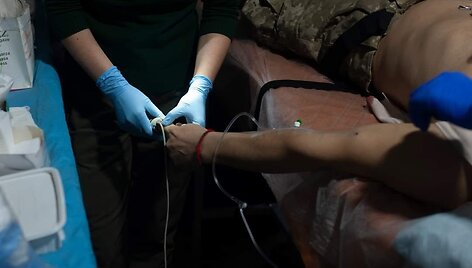 Ukrainos karo medikai gelbėja sužeistus karius