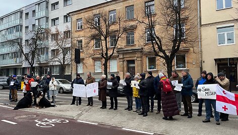Sausio 4 d. Vilniuje prie Sakartvelo ambasados susirinkę žmonės reikalavo paleisti Michailą Saaka&scaron;vilį i&scaron; įkalinimo ir i&scaron;leisti jį gydytis Vakaruose