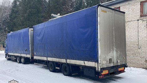 Vilkikas su vogtomis prabangių automobilių dalimis