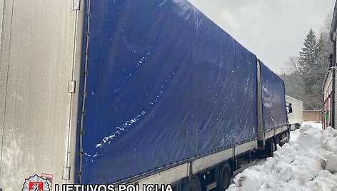 Vilkikas su vogtomis prabangių automobilių dalimis