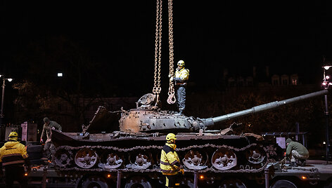 Vilniuje eksponuojamas į Lietuvą atvežtas Ukrainos kariuomenės sunaikintas rusų tankas T-72B