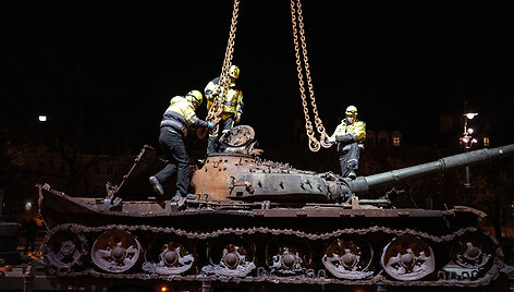 Vilniuje eksponuojamas į Lietuvą atvežtas Ukrainos kariuomenės sunaikintas rusų tankas T-72B