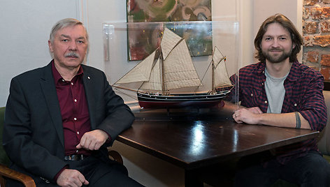 Laivų modelių kūrėjas Leonas Makūnas (kairėje) ir VšĮ „Tekantis vanduo vadovas Justas Šniuolis restorane “Grasso"