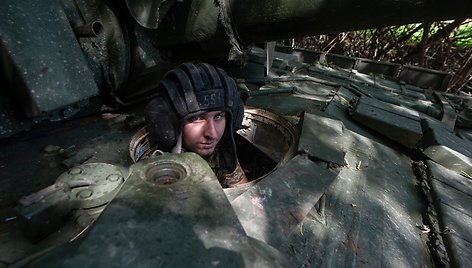 Prie Bachmuto žuvęs tanko ekipažas: Andrijus Melnykas (vairuotojas-mechanikas), Vitalijus Kobecas (ekipažo vadas) ir Serhijus Leontjevas (kulkosvaidininkas)