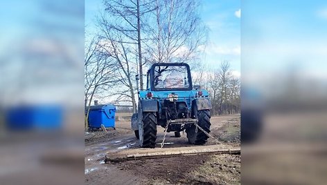 Šiemet kaimo gyventojas sėdo į savo senus laikus menantį traktorių ir pats greideriavo kelią, mat juo lengvieji automobiliai važiuoti nebegali.