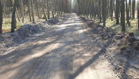 Dviračių taku šį pavasarį į Juodkrantę jau nebenuvažiuosi - vyksta intensyvūs statybos darbai, o keliauti dviračiu plentu, kur vyksta ir automobilių eismas, ryžtasi ne visi. 