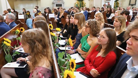 Geriausi Vilniaus abiturientai pagerbti Vilniaus universiteto Šv. Jonų bažnyčioje