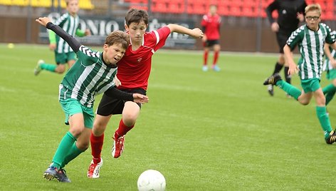 „Žalgiriečio“ akademijos jaunieji futbolininkai (žaliai balta apranga) kovojo iš visų jėgų.