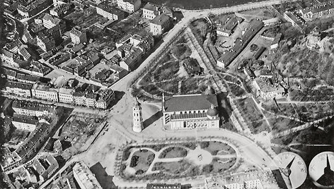 Vilniaus katedra ir katedros aikštė. Fotografuota iš lėktuvo. 1917 m. balandžio 19 d.