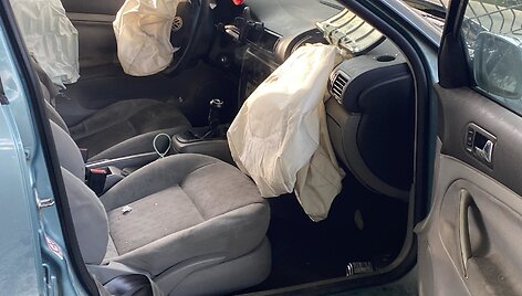 Palangoje &bdquo;Volkswagen Passat&ldquo; atsitrenkė į namo tvorą