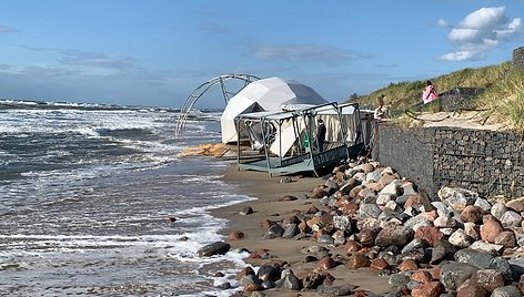 Nidos paplūdimyje vyksta festivalio „Ant bangos“ statinių statyba