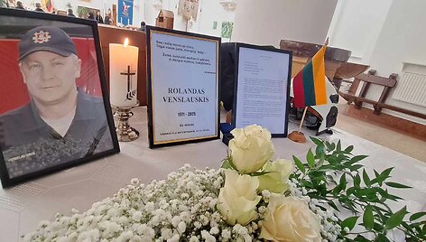Gargžduose atsisveikinama su žuvusiu ugniagesiu Rolandu Venslauskiu