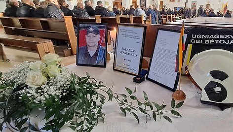 Gargžduose atsisveikinama su žuvusiu ugniagesiu Rolandu Venslauskiu