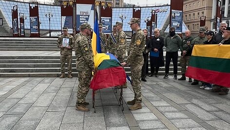 Atsisveikinimo su Ukrainoje mū&scaron;io lauke žuvusiu Tomu Valentėliu ceremonija Kyjive
