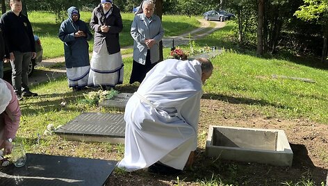 Vieni&scaron;ų asmenų laidotuvės Vilniaus Karveli&scaron;kių kapinėse