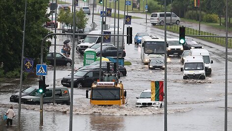 Po liūties apsemtos gatvės Mažeikiuose