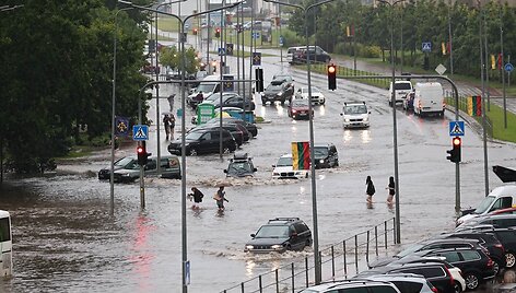 Po liūties apsemtos gatvės Mažeikiuose