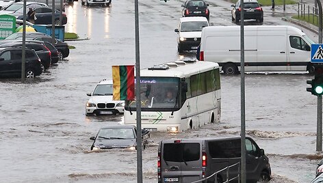 Po liūties apsemtos gatvės Mažeikiuose