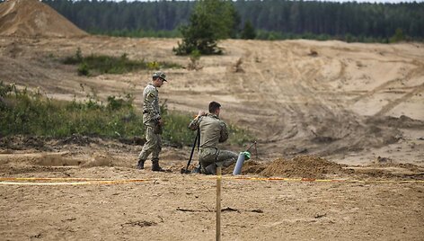 Pabradės poligone kariuomenė simuliuoja rusi&scaron;ką artileriją: testuojamas naujai įrengiamų gynybos pozicijų atsparumas 