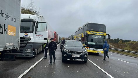 Uždaryta siena su Baltarusija: eilės prie Medininkų pasienio punkto