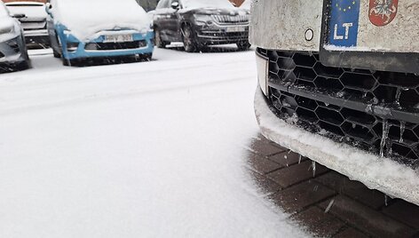 Vilniečiai turėjo darbo valydami nuo sniego automobilius