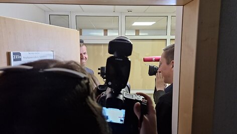 FNTT pareigūnai atlieka kratas Remigijaus Žemaitaičio kabinete