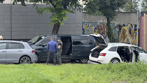 &bdquo;Aro&ldquo; pareigūnai prie Kauno geležinkelių stoties atlieka kratą automobilyje