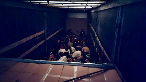 I&scaron; Lietuvos į Lenkiją atvykusiame sunkvežimyje slėpėsi 54 neteisėti migrantai