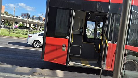 Vilniuje, Pilaitės prospekte, stotelėje autobusas pervažiavo moters koją